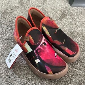 UIN Women's Artistic Red and Black Platform Shoes